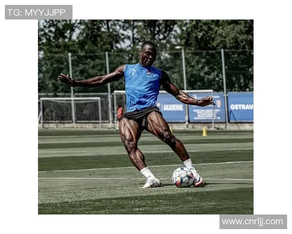 高弹性足球运动员专用服装设计对运动表现的提升与影响分析